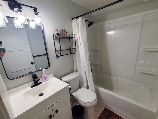 Building Photo - Remodeled 2-Bedroom Home in Roseburg