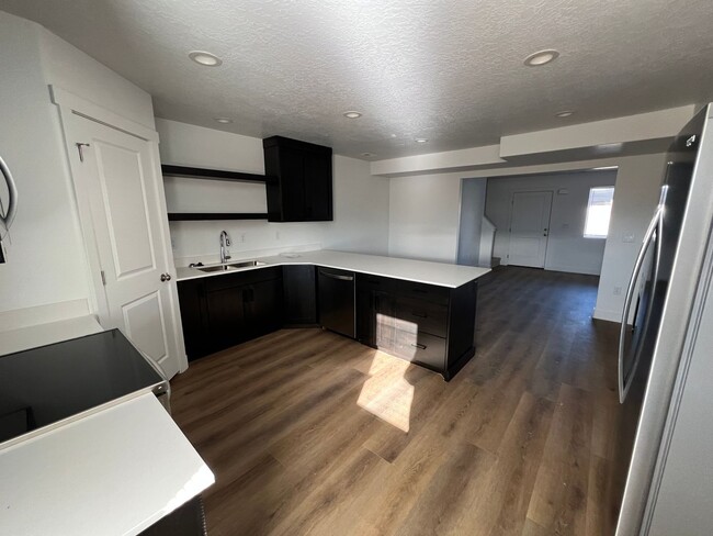 Building Photo - Brand NEW Cedar City Townhome! 6 month lea...