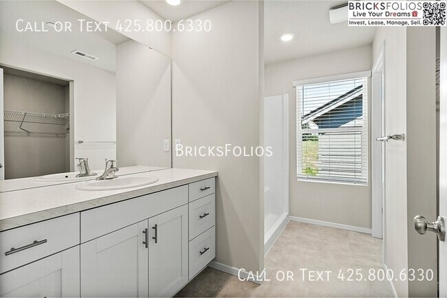 Building Photo - Exceptional Bremerton Home with Easy Acces...