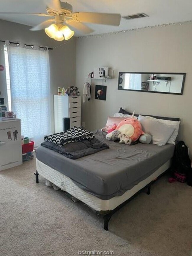 Building Photo - July Move-In! Spacious 3 Bedroom/3 Bathroo...