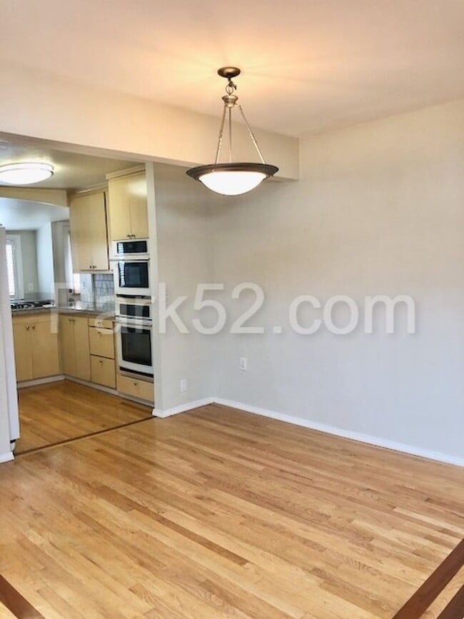 Building Photo - 3 Bedroom Single Family Home - Views!