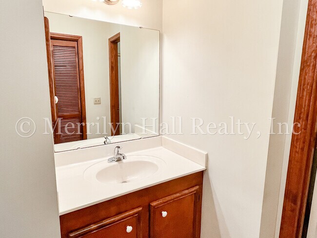 Building Photo - Charming Townhome with Garage! Close to the interstate and shopping!