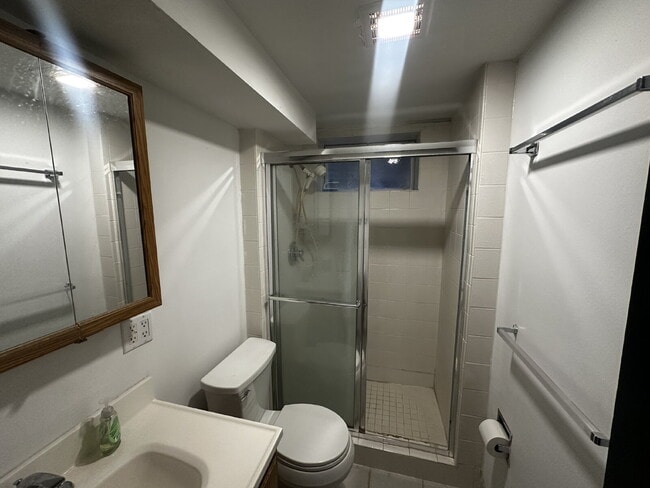 Building Photo - Available Immediately!  Spacious 6-Bedroom Retreat with 2 Full Baths in Charming Denver Locale!