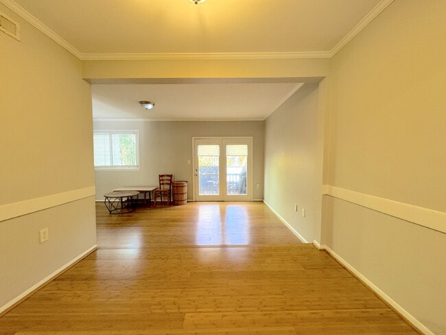 Building Photo - Charming Fairfax Townhome in a Prime Location