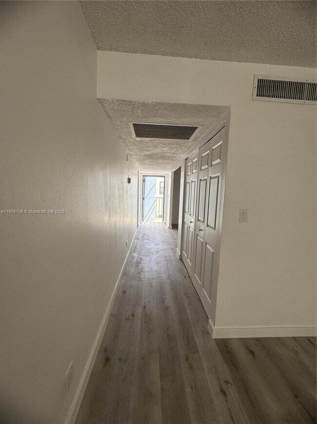 Building Photo - 20200 W Country Club Dr