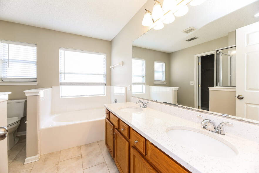 Building Photo - 2554 Blackstone Ct