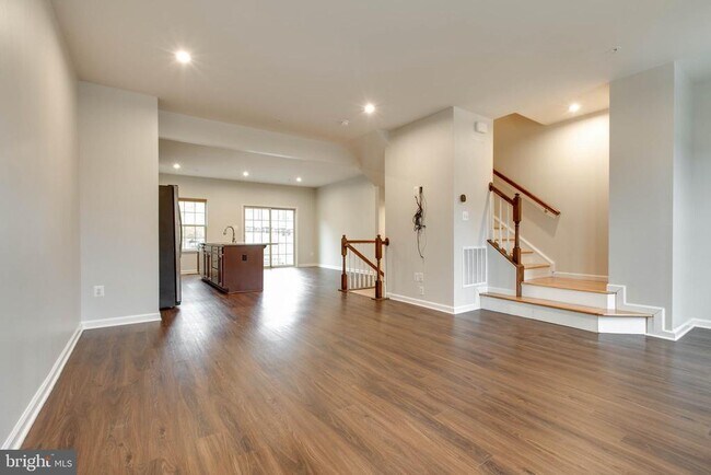 Building Photo - 2805 Fredericksburg Rd