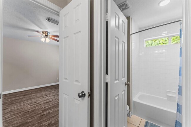 Building Photo - 9520 Chasewood Blvd