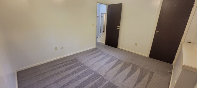 Building Photo - 2022 Summit St
