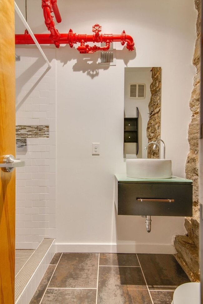 Building Photo - Expansive Historic Loft in the Heart of Germantown