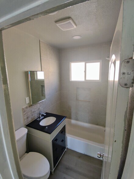 Building Photo - 720 W 47th St