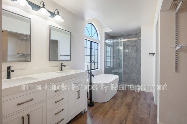 Building Photo - 512 Bluerock Dr