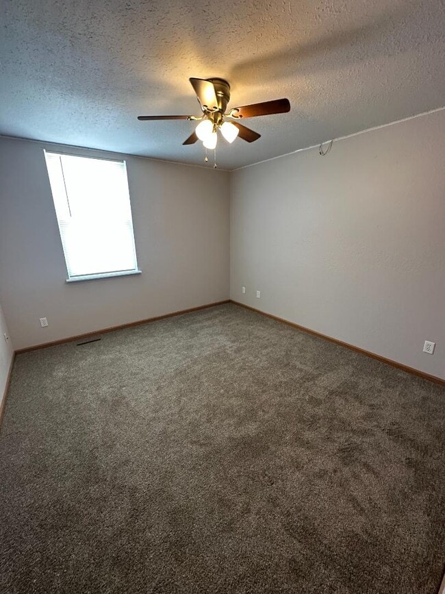 Building Photo - 106 S Woods Ct