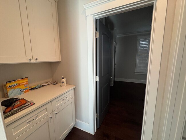 Building Photo - Available to Show