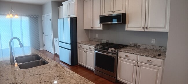 Building Photo - Heron's Landing 4 BD/ 3BTH Available May 14th