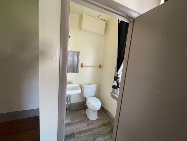 Building Photo - Large Five Bedroom 1.5 Bathroom In York!