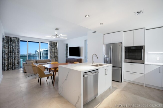 Building Photo - 3101 Bayshore Dr