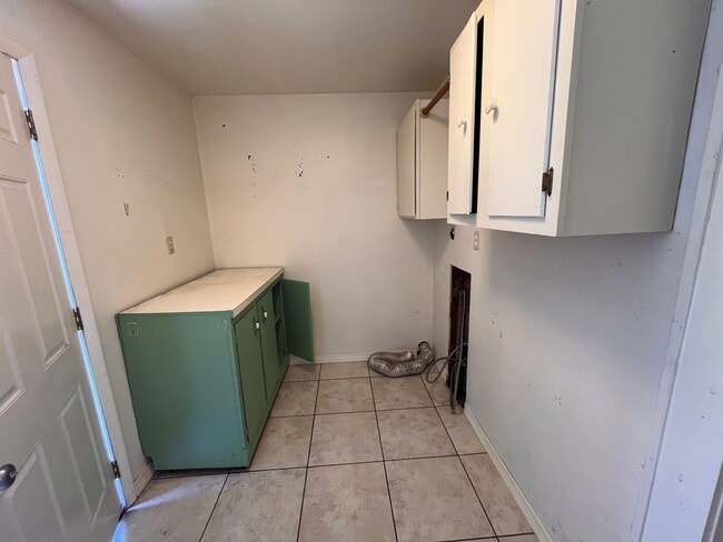 Building Photo - Beautiful 3 Bedroom Home