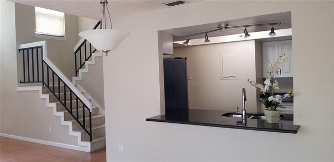 Building Photo - 422 S Netherwood Cres