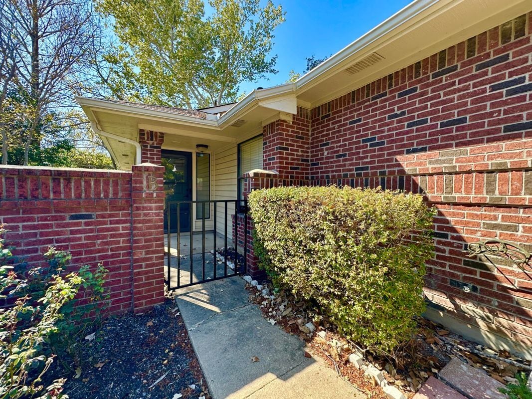 Building Photo - 1003 Markham Ln