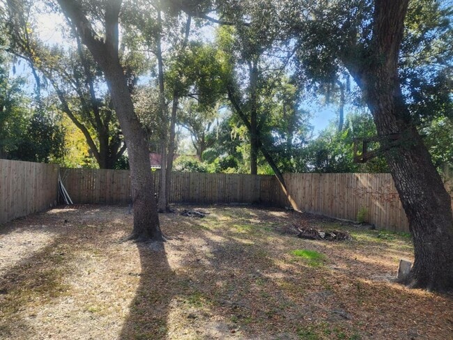 Building Photo - 522 E 5th St