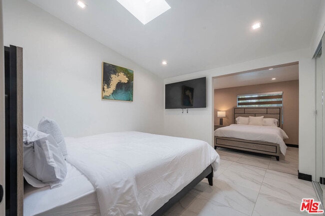 Building Photo - 20412 Oxnard St