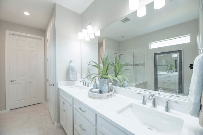 Building Photo - 13871 Miranese St