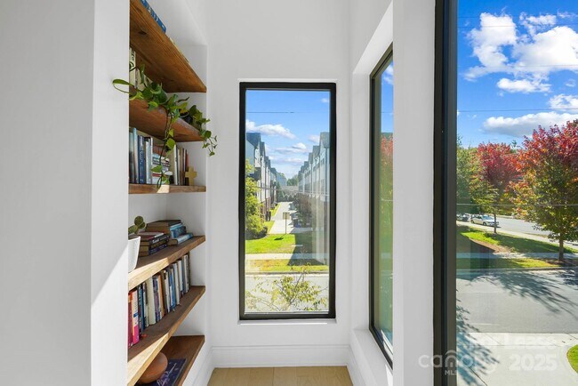 Building Photo - 3301 Spencer St