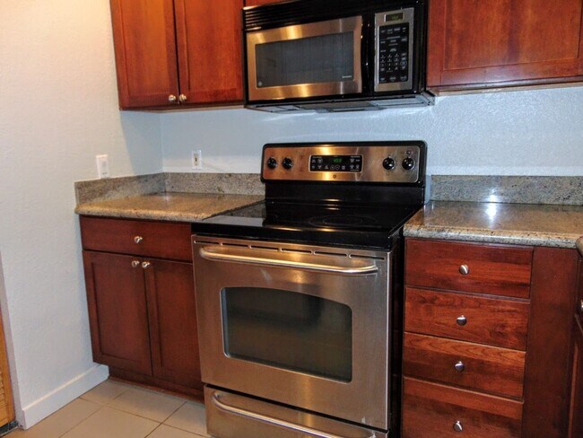 Building Photo - 2 Bedroom/1 Bath Luxury Beacon Hill Condo, Perfect Location!!