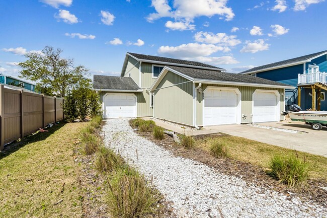 Building Photo - Adorable Beach Townhouse Close to Downtown