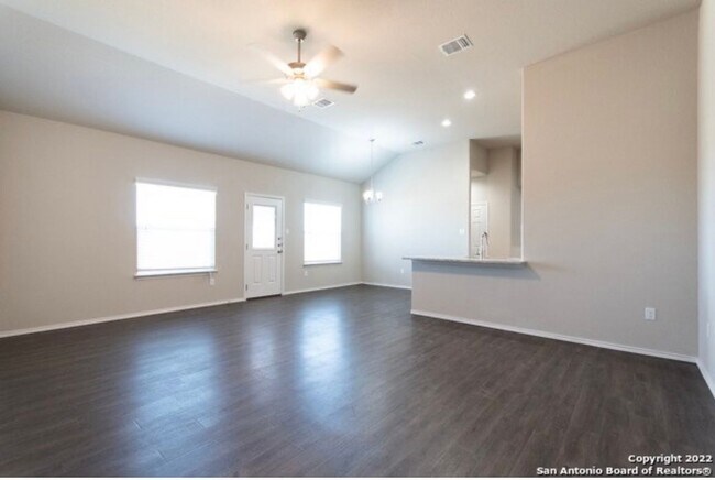 Building Photo - 3bd/2.5ba Townhouse is Seguin