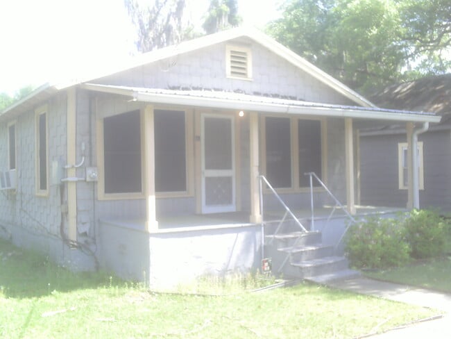 Building Photo - 716 Bronson St