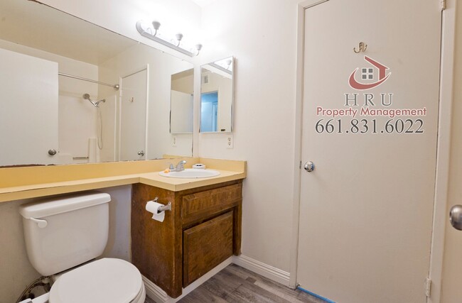 Building Photo - SW-Bakersfield 3 bedrooms 1 baths
