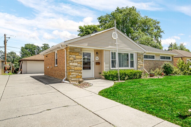 Building Photo - 1047 W Villa Dr