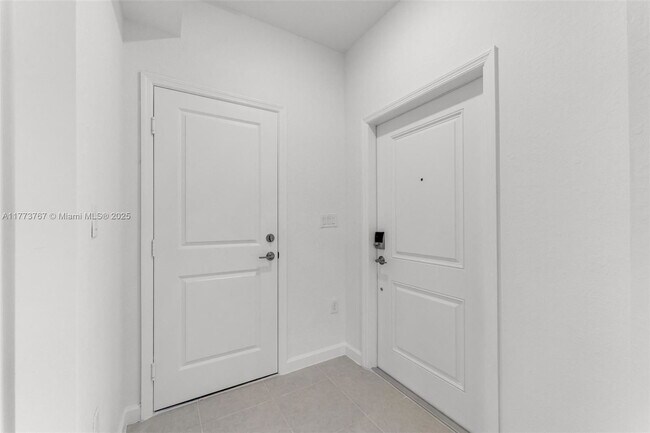 Building Photo - 2700 SE 23rd Ave