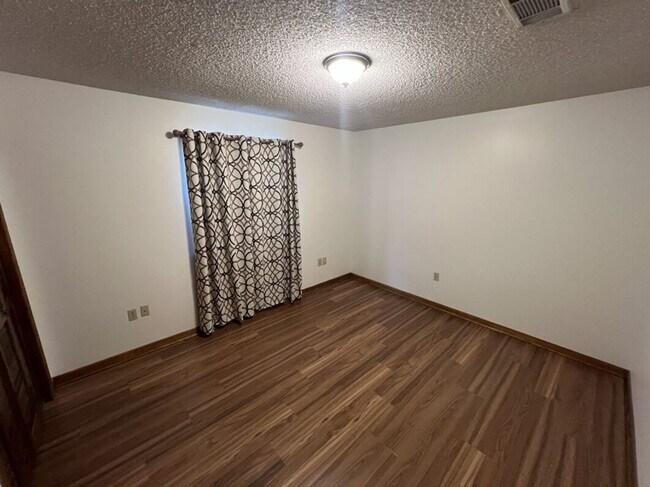 Building Photo - Spacious 4BR Brick Home with Office, Fireplace & Fenced Yard in Parkwood Terrace