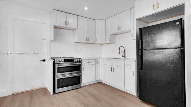 Building Photo - 2 bedroom in Hallandale FL 33009