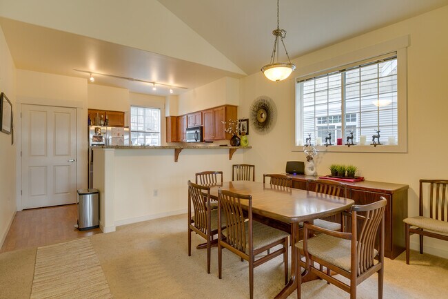 Building Photo - Beautiful open layout 2-level townhome!