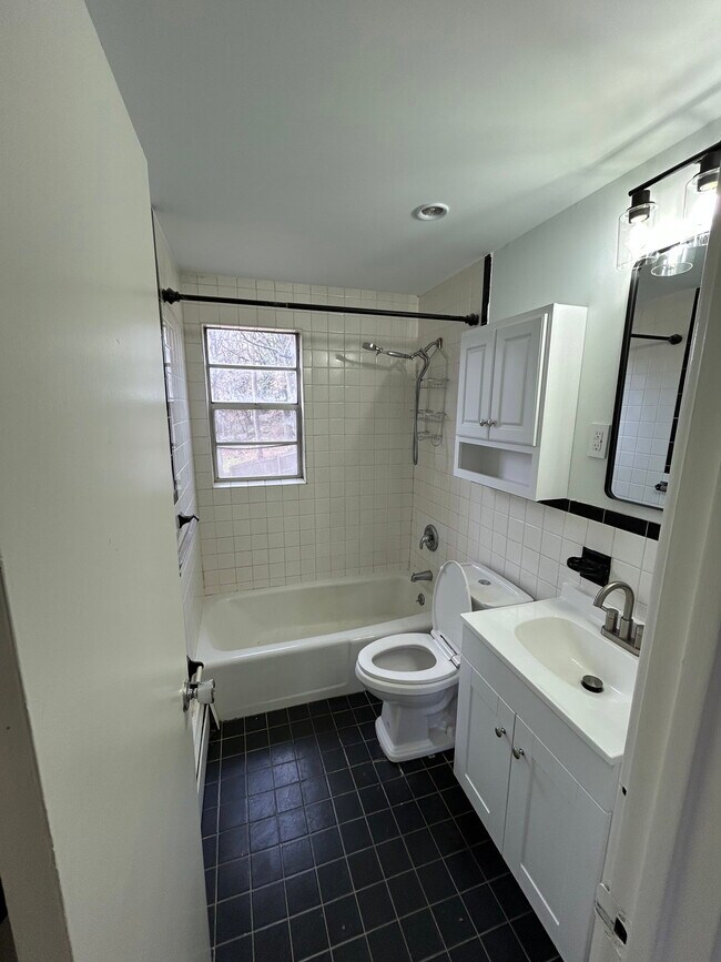 Building Photo - 5 Woodlawn Ave