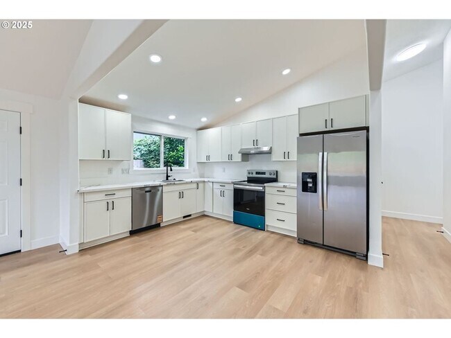 Building Photo - Charming One - Level