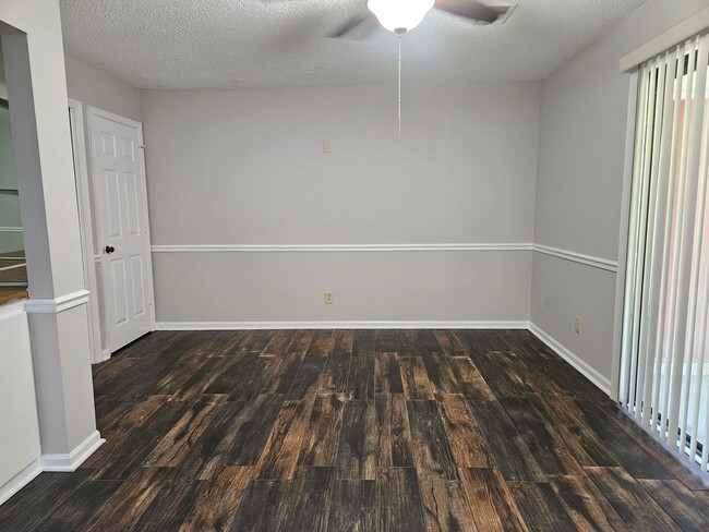 Building Photo - Don't miss out on this 2 bed 2.5 bath cond...