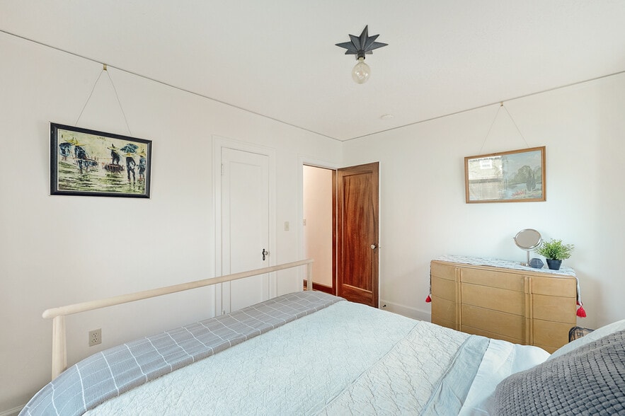 Building Photo - 2323 SE Pine St