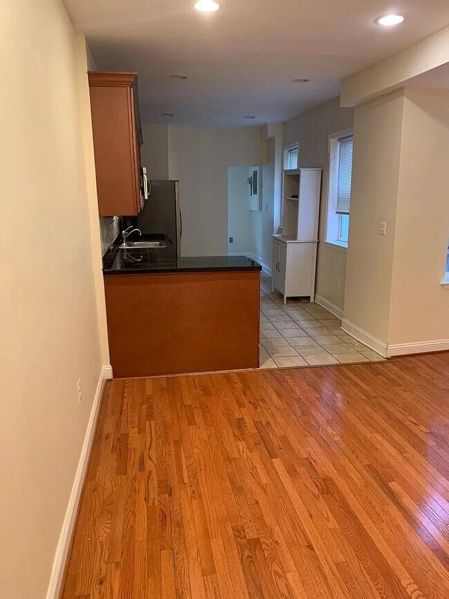Building Photo - Beautifully renovated rowhome with refinis...