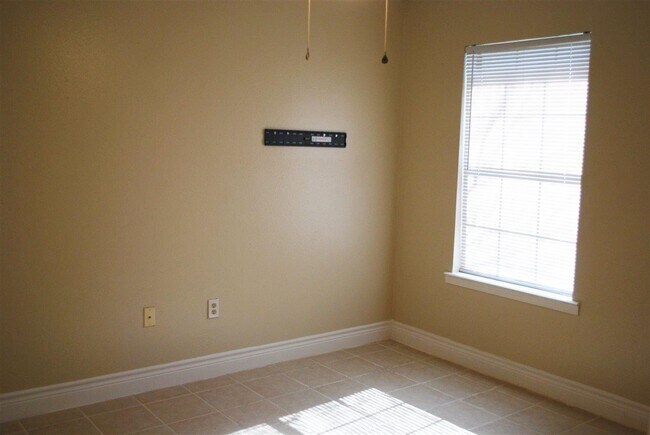 Building Photo - 10204 Comet Dr