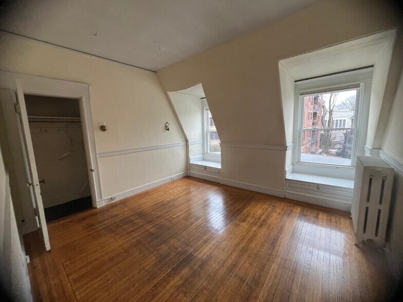 Building Photo - 148 Strathmore Rd