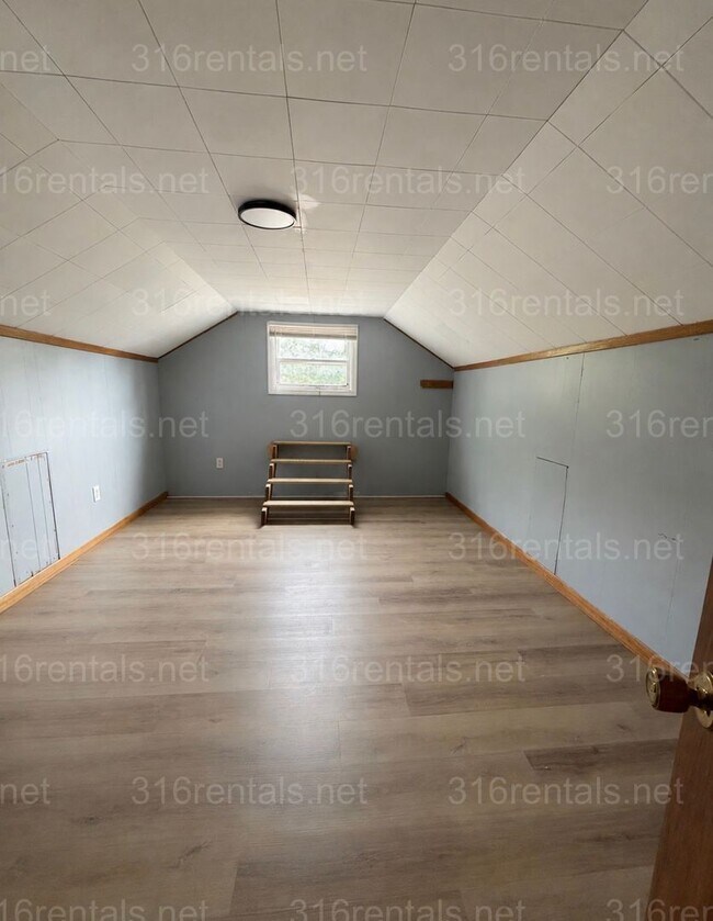 Building Photo - 503 N Summit St