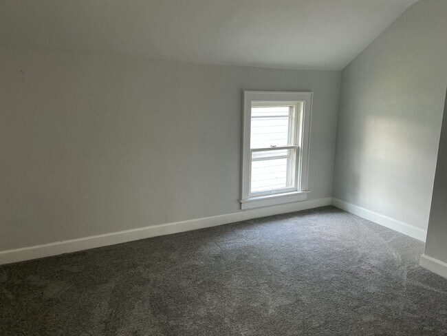 Building Photo - 4 Bedroom Single Family Home