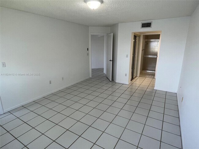 Building Photo - 2520 SE 19th Pl