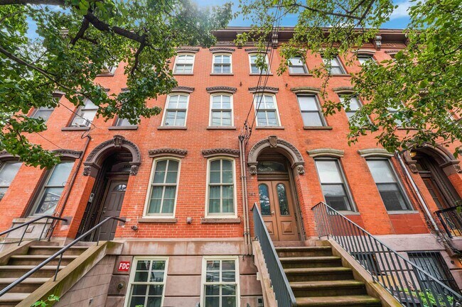 Building Photo - 163 Grand St