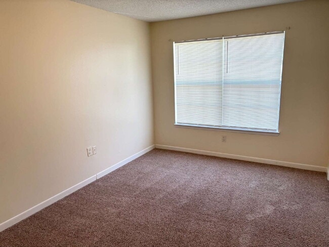 Building Photo - "Charming 2-Bed Townhouse in Fort Walton B...